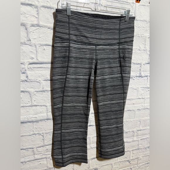 Lululemon Gather & Crow Crop II Capri Leggings, Black & White, Size 10 - Picture 2 of 7